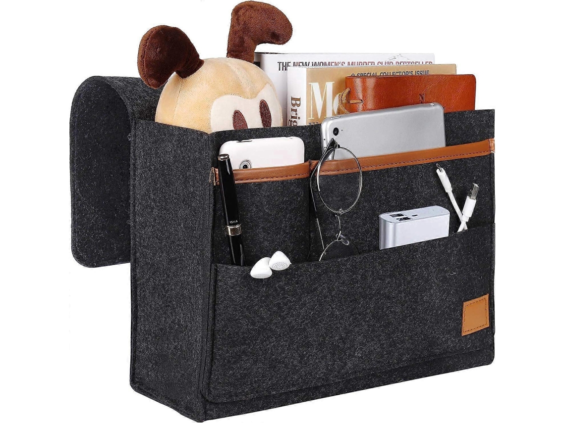 Saco de dormir canela escuro, capa de feltro para celular, controle remoto, agenda, caneta, diário e óculos Slowmoose.