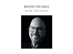 Livro Behind The Smile de Mike Delaney (Inglês)