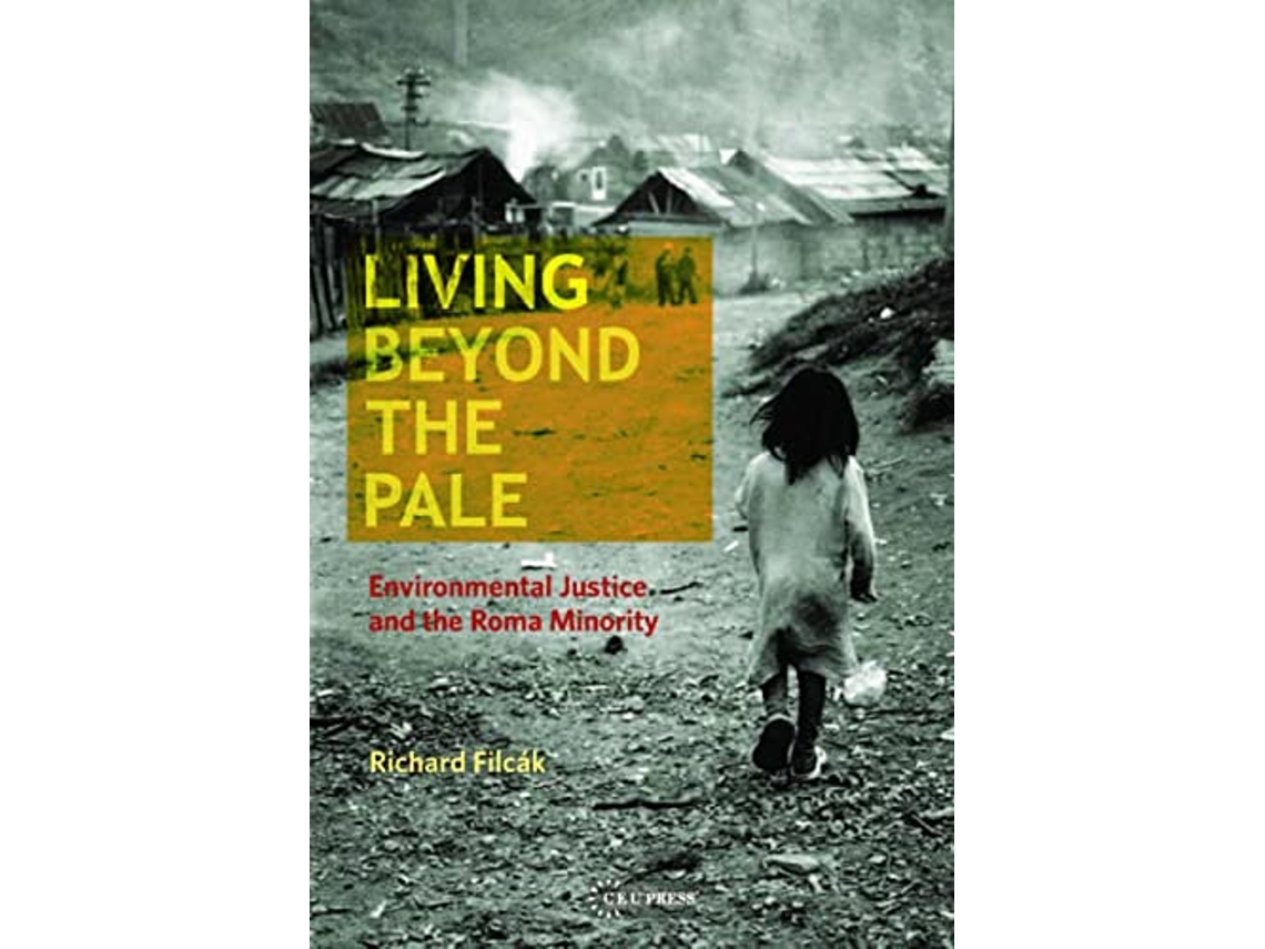 Livro Living Beyond the Pale de Richard Filcák (Inglês)