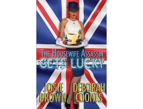 Livro The Housewife Assassin Gets Lucky de Josie Brown ( Inglês )