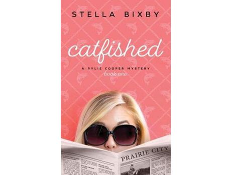 Livro Catfished: A Rylie Cooper Mystery, Book One de Stella Bixby ( Inglês )