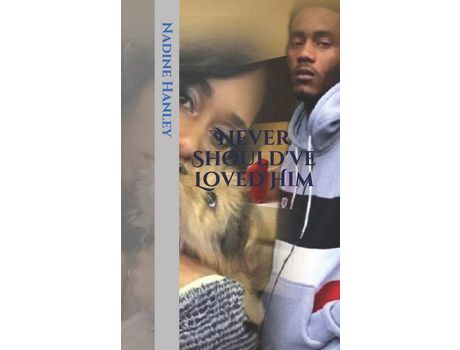 Livro Never Should'Ve Loved Him de Nadine Hanley ( Inglês )