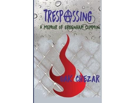 Livro Trespassing : A Memoir Of Greenham Common de Oak Chezar ( Inglês )