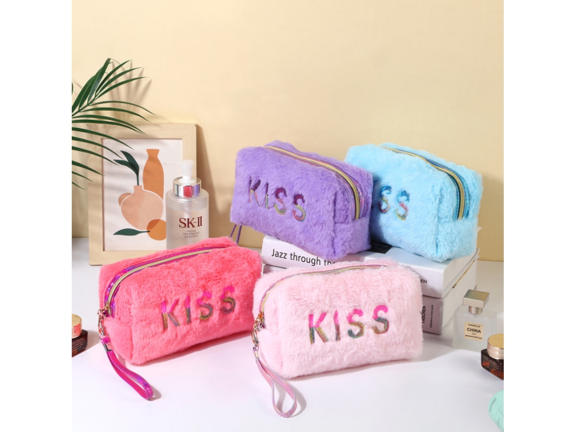 Nécessaire de maquiagem de pelúcia, ideal para viagens e para guardar cosméticos.