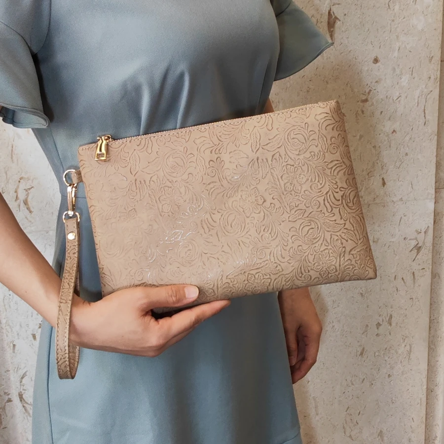 Bolsa Feminina Vintage Para Celular/carteira/envelope Com Estampa Em Relevo (cáqui, 28 Cm X 18 Cm X 1 Cm).