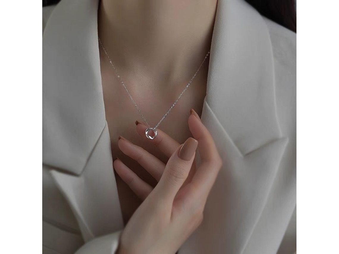 Colar em Prata de Lei S925 , com Design em Fita de Möbius para um Visual Luxuoso e Elegante, 2024. MDUG (ouro Branco)
