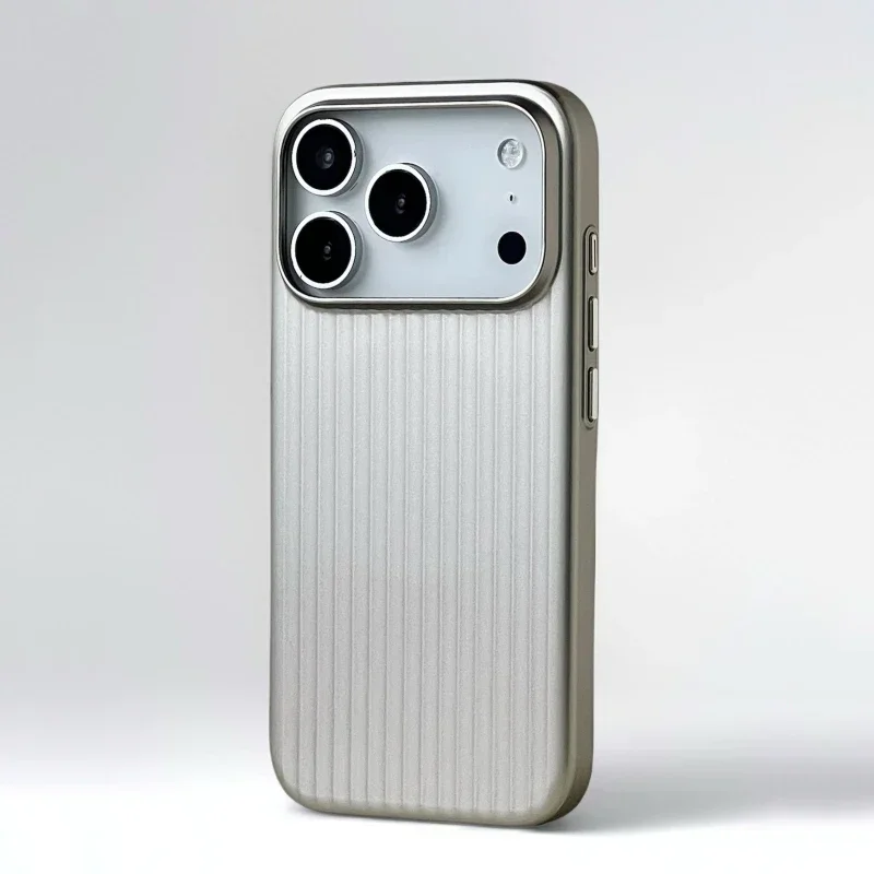 Capa Protetora Fosca Com Acabamento Em Listras Douradas (titanium Gold, Iphone 15 Pro), Resistente A Impactos E Com Carregamento Sem Fio.