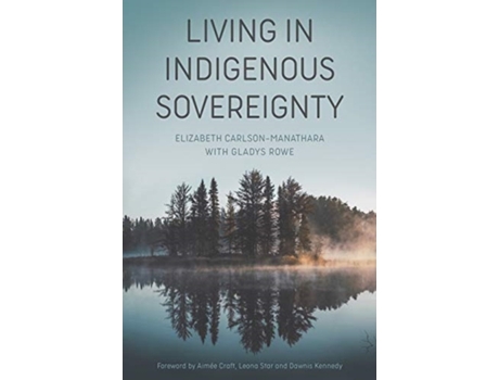 Livro Living in Indigenous Sovereignty de Elizabeth Carlson-Manathara (Inglês)