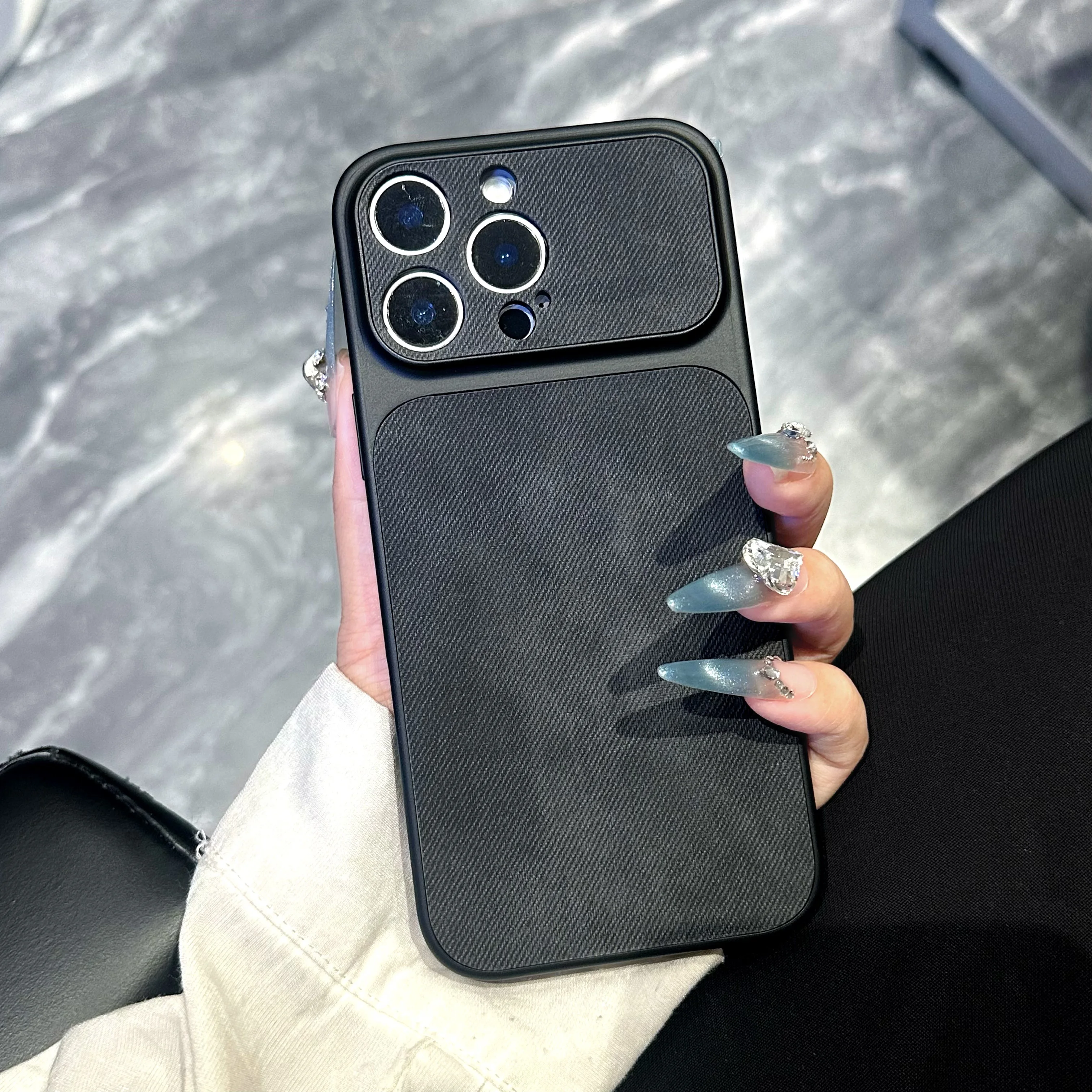 Capa Para Iphone 14 Pro Em Jeans Fosco Macio, Resistente A Impactos E Com Acabamento Eletrogalvanizado.