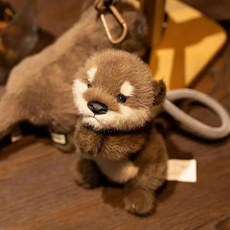 Chaveiro de Pelúcia de Lontra Fofa , Pingente Realista de Lontra. MDUG (15 Cm)