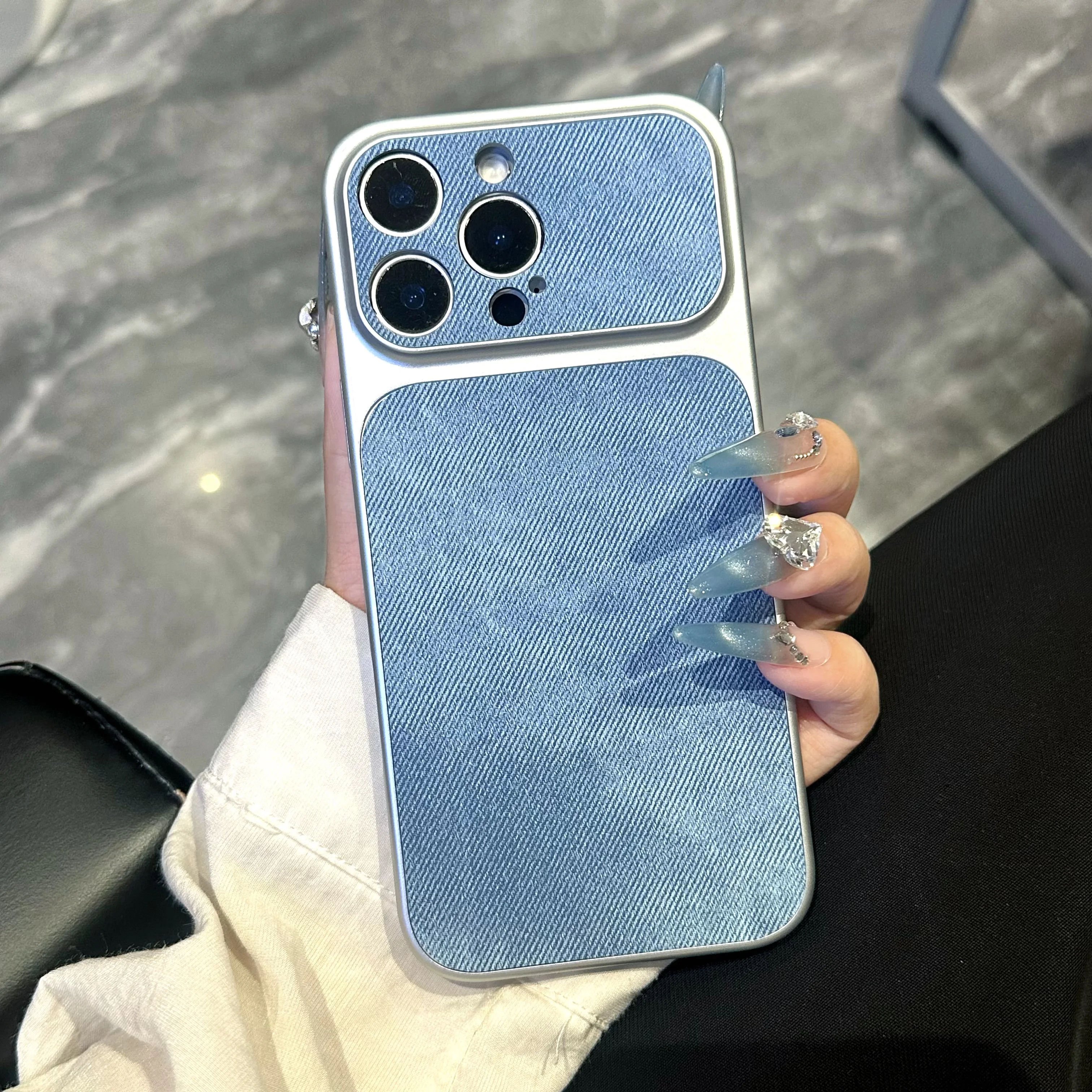Capa Para Celular (iphone 14 Pro Max) Em Jeans Fosco Macio, Resistente A Impactos E Com Revestimento Eletrolítico.