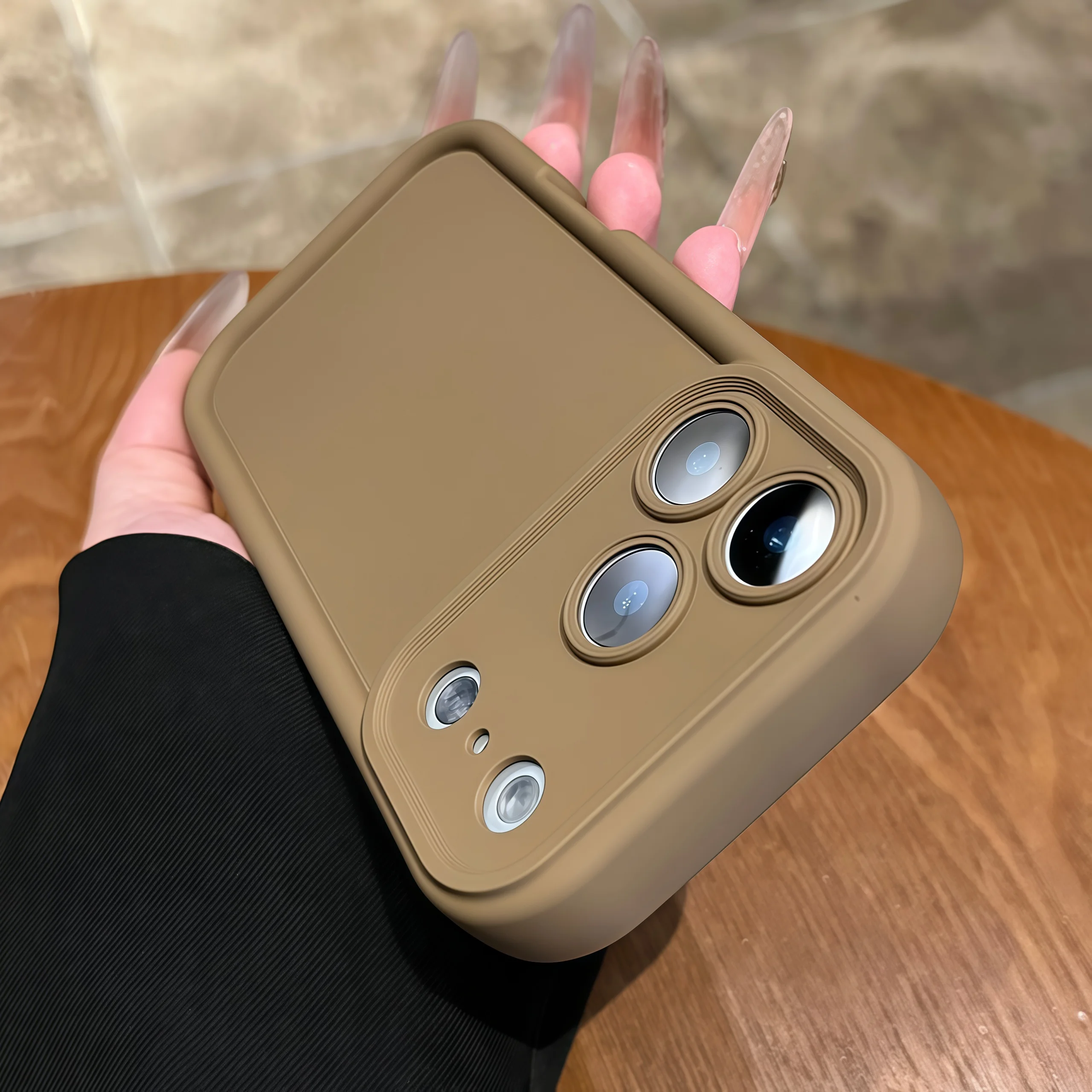 Capa Protetora De Silicone Líquido Macio (para Iphone 16 Pro Max Marrom), Com Protetor De Lente De Borracha Fosca.
