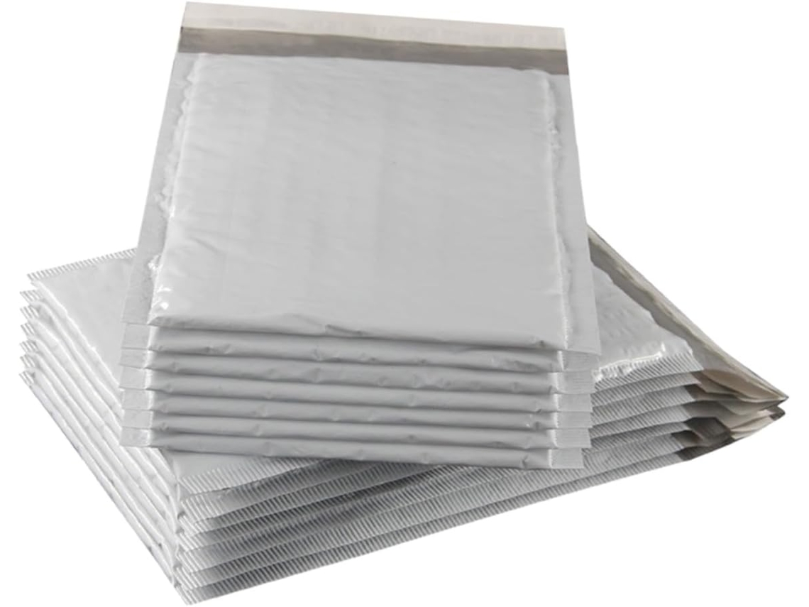 Pacote com 50 unidades de envelopes acolchoados cinza em PE com fecho adesivo.