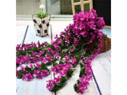 Cesto suspenso com buquê de flores artificiais violetas.