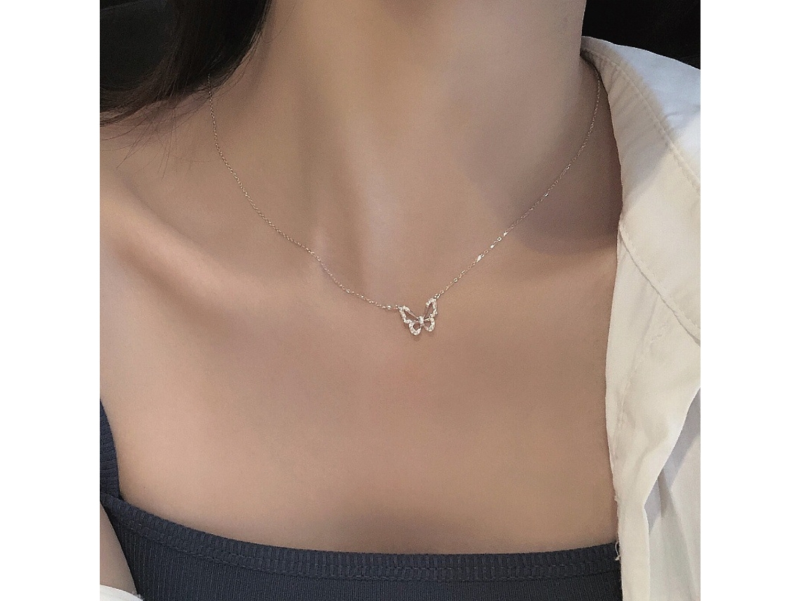 Colar com Pingente de Borboleta em Prata de Lei S925 e Ouro K , Design Sofisticado, Luxo Discreto, Versátil e com Brilho Etéreo. MDUG (ouro Branco)