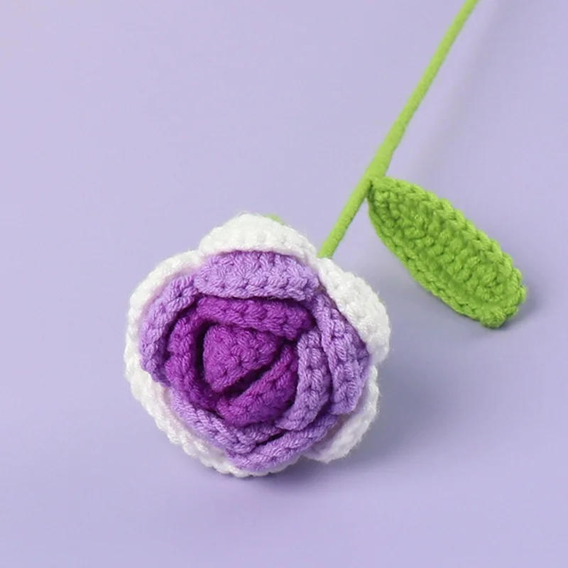 Rosa Artificial Tricotada E Feita De Crochê, Pronta Para Decoração De Casa.