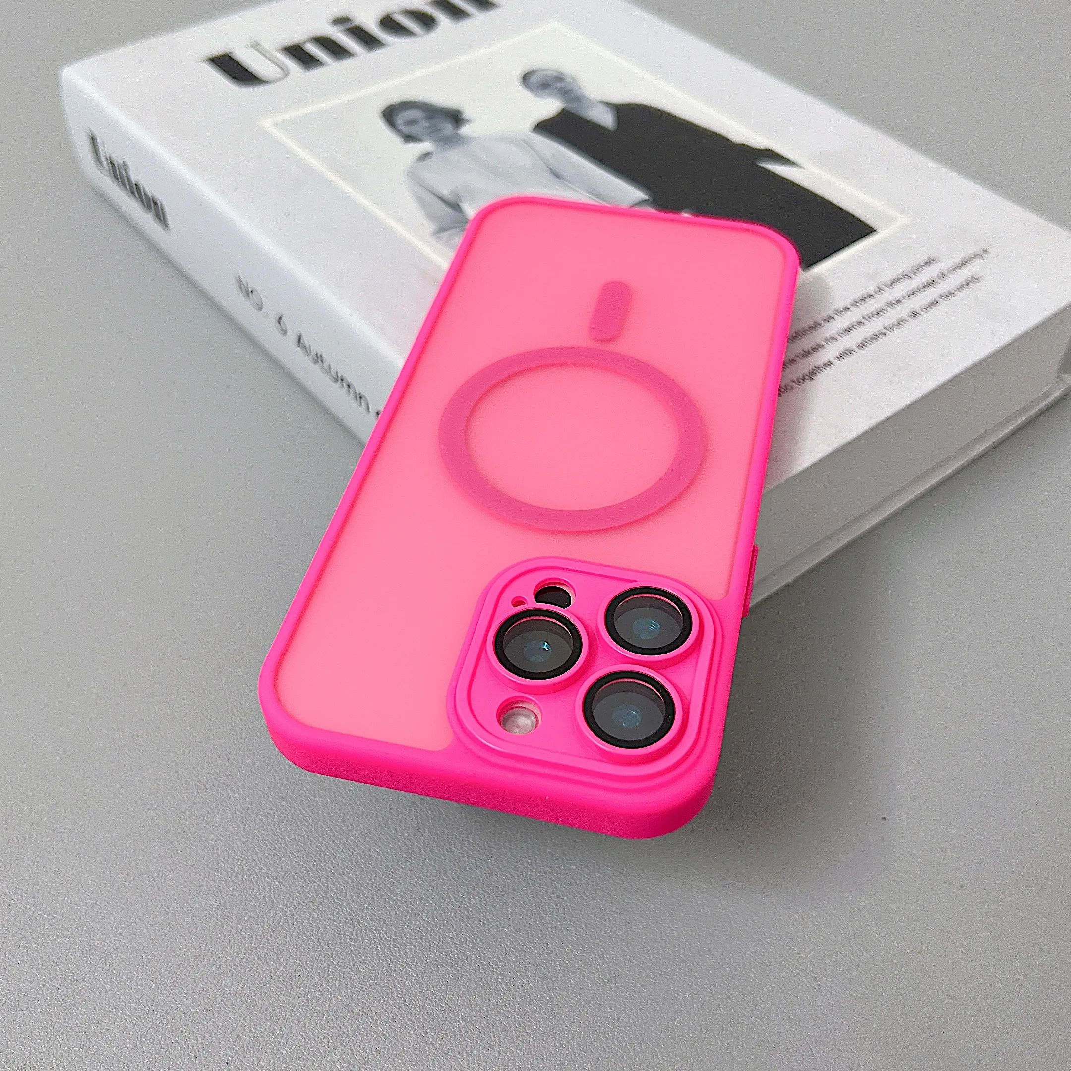(iphone 14 Plus, Vermelho Rosado) Capa Protetora Semitransparente E Resistente A Impactos Para Iphone, Compatível Com Carregamento Sem Fio Magsafe.