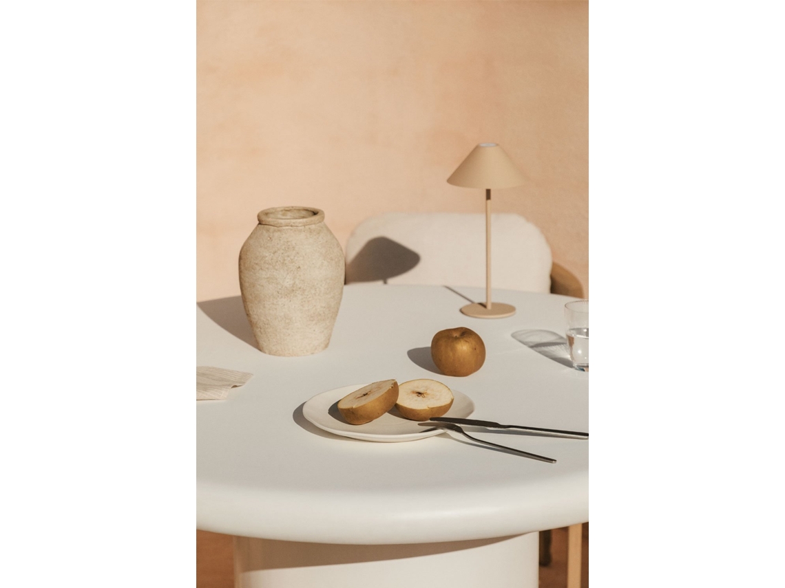 Conjunto De Mesa Redonda Ø120 Cm Em Cimento Namara E 4 Cadeiras De Jardim Com Braços Em Madeira De Acácia Uleno Cimento Branco Sklum