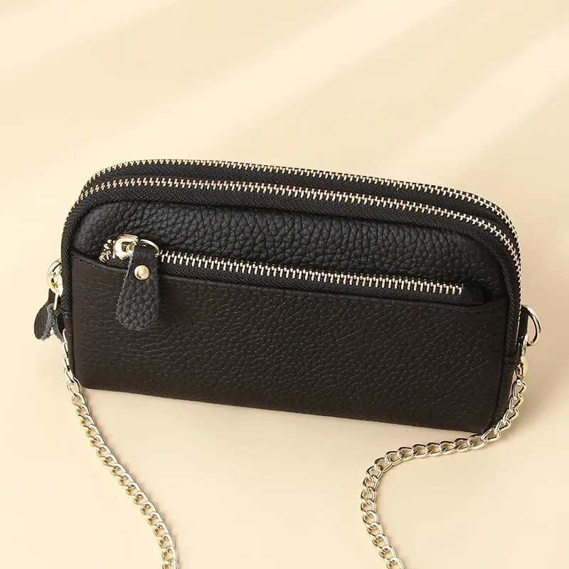 Bolsa Transversal Feminina Em Couro Legítimo (preta Com Corrente) Com Zíper Duplo E Alça De Ombro Em Corrente.