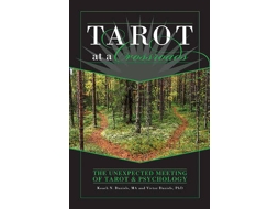 Livro tarot at a crossroads: the unexpected meeting of tarot and psychology de kooch n. daniels,victor daniels (inglês)