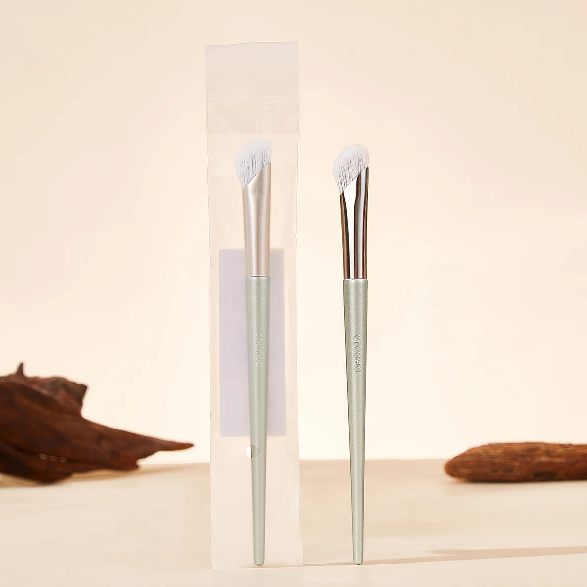 Pincel Para Contorno Nasal 3d, Uma Ferramenta De Maquiagem Macia Com Contornos Angulares.