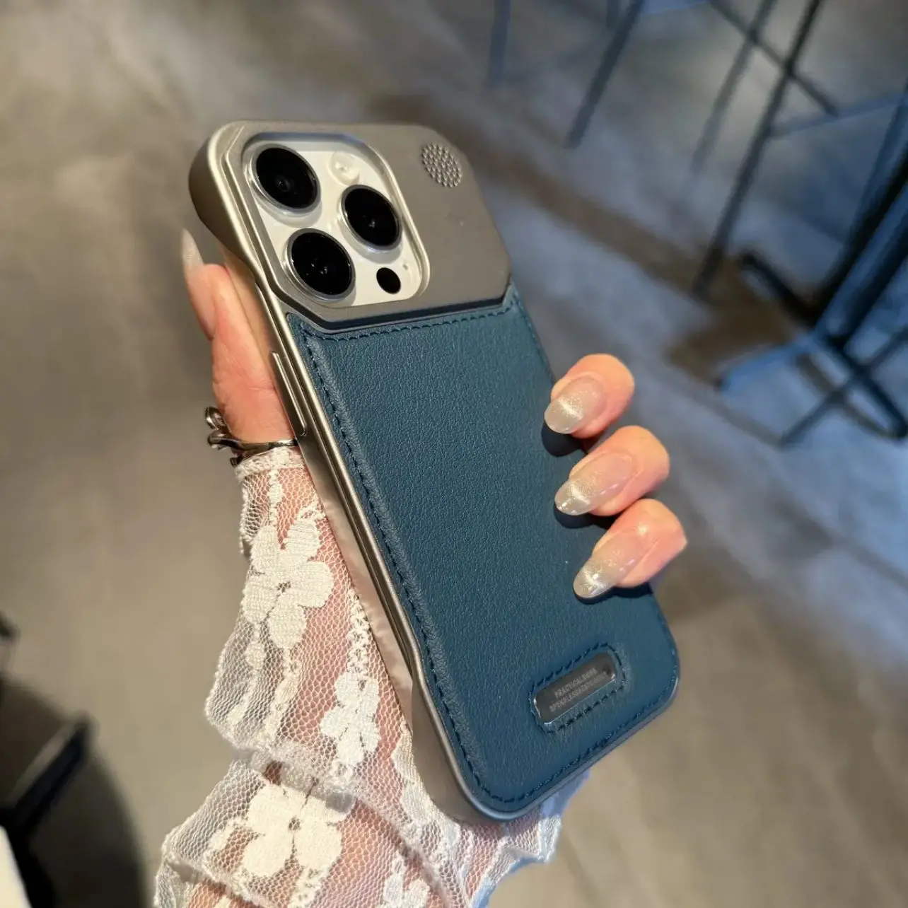 Capa Protetora Sem Moldura Em Couro Genuíno (azul Para Iphone 16 Pro), Com Função Magnética E Fragrância Sofisticada.