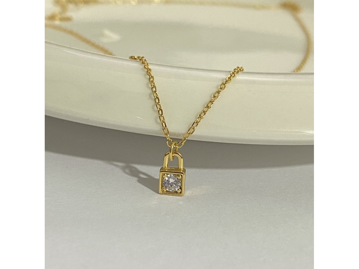 Colar em Prata de Lei 925 com um Pequeno Pingente Cravejado de Zircônias. um Estilo Luxuoso, Requintado, Sofisticado e Versátil. MDUG (dourado)
