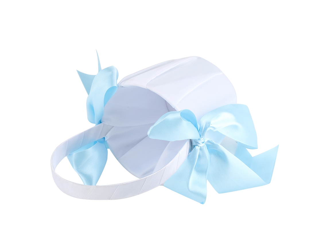 Cesta de doces decorativa e romântica com laço de seda azul claro para decoração de casamento.