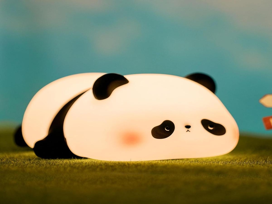 Luminária noturna Lurelia em formato de panda, feita de silicone livre de BPA, recarregável via USB, com sensor de toque e brilho ajustável, ideal para cabeceiras de cama de bebês e crianças.