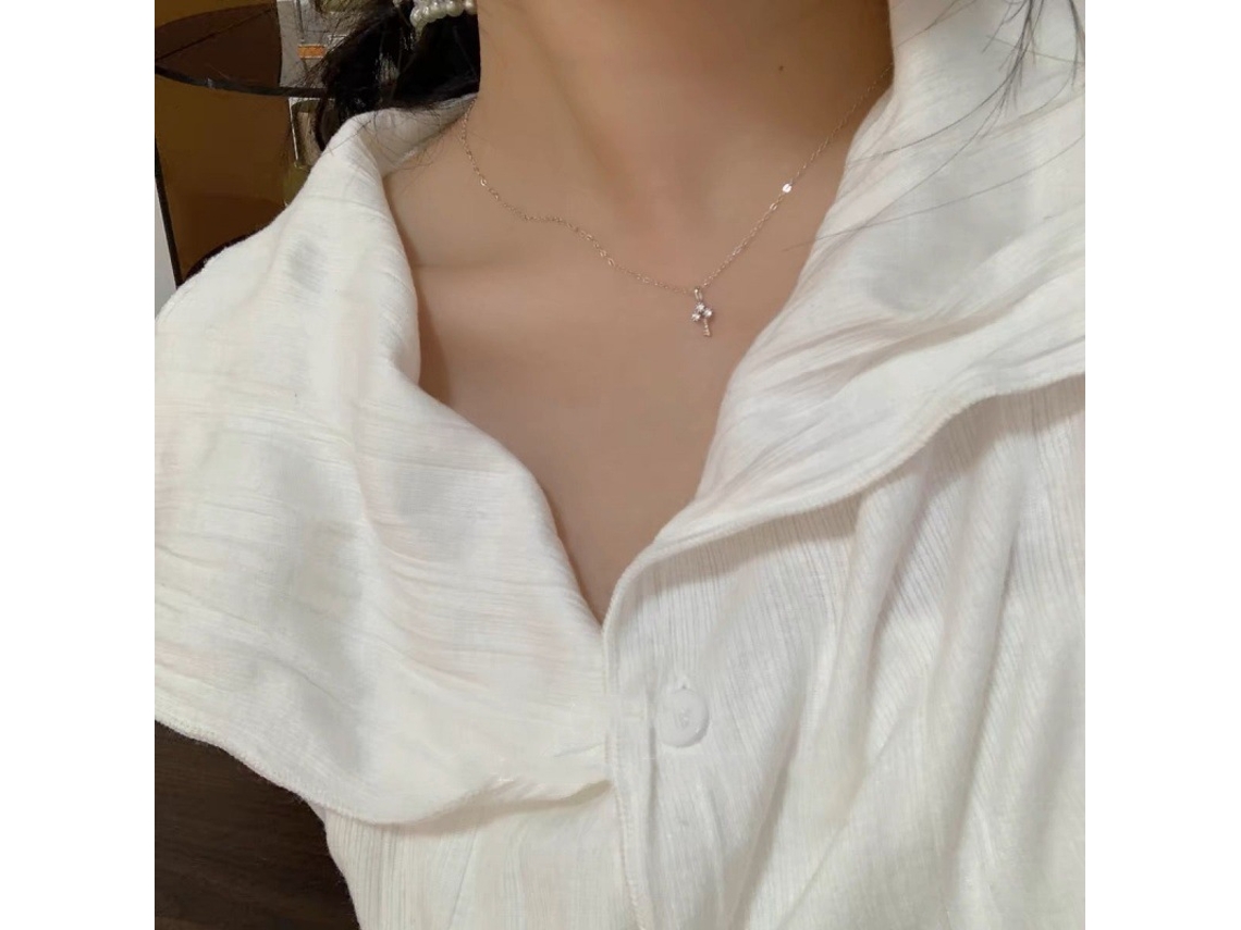 Colar com Pingente de Chave em Prata de Lei 925 e Ouro Branco 14k, Design Minimalista de Alta Qualidade. MDUG