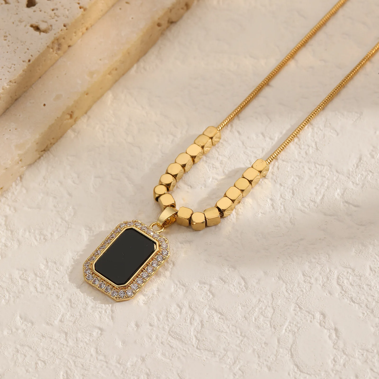 Colar Feminino Com Pingente De Disco Quadrado Pequeno Em Aço Titânio (dourado).