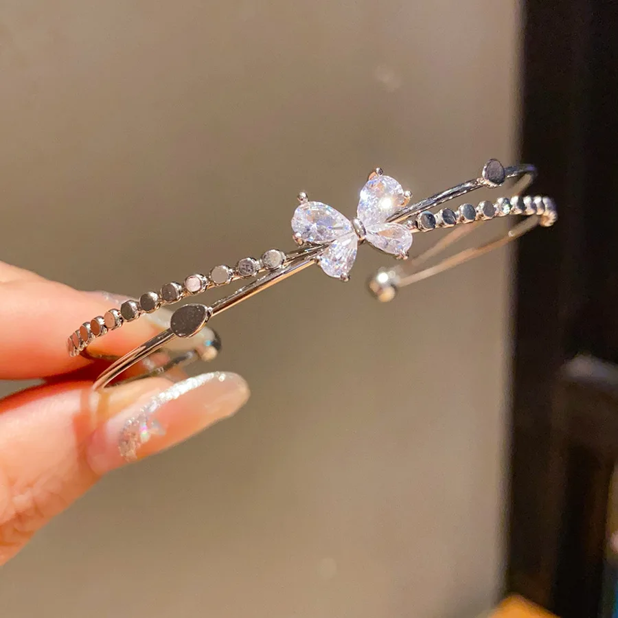Pulseira Aberta Em Forma De Laço Com Zircônia (prateada), Estilo Perfeito Para Presentear Em Festas.