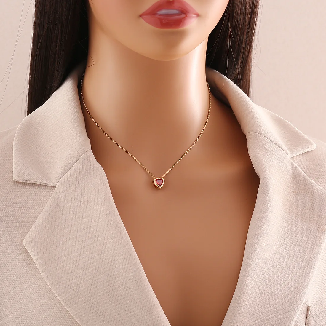 Colar com Pingente em Formato de Coração Cravejado com Zircônias, Corrente em Aço Inoxidável Banhado a Ouro MDUG (vermelho)