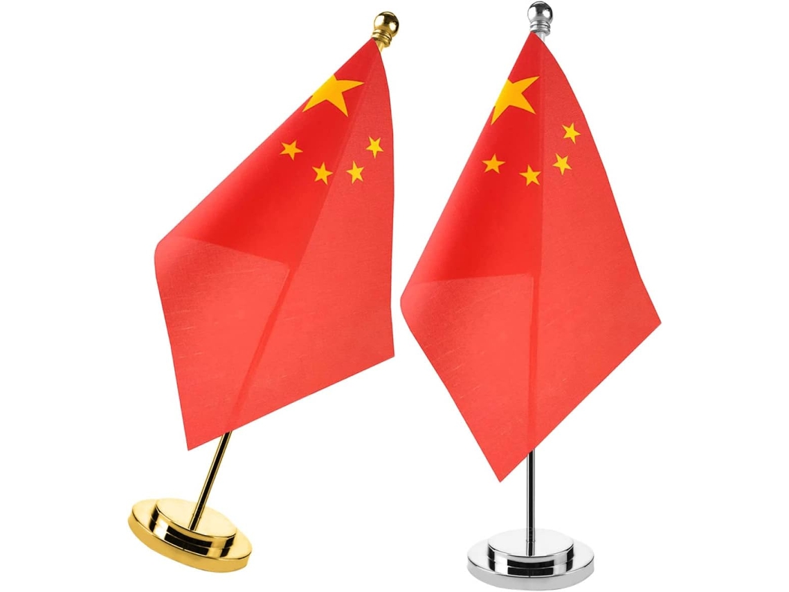 Conjunto De 2 Miniaturas De Bandeiras De Mesa Chinesas Com Base De Metal.
