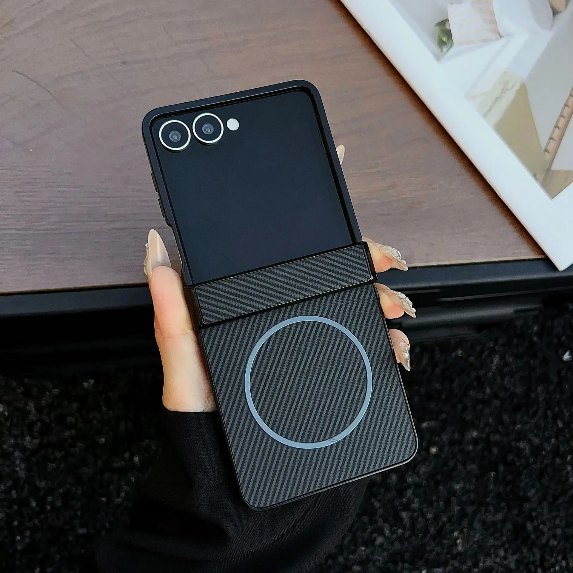 (preto, Galaxy Z Flip5) Capa Dobrável De Luxo Com Listras Em Fibra De Carbono, Resistente A Quedas E Com Carregamento Sem Fio Magnético.