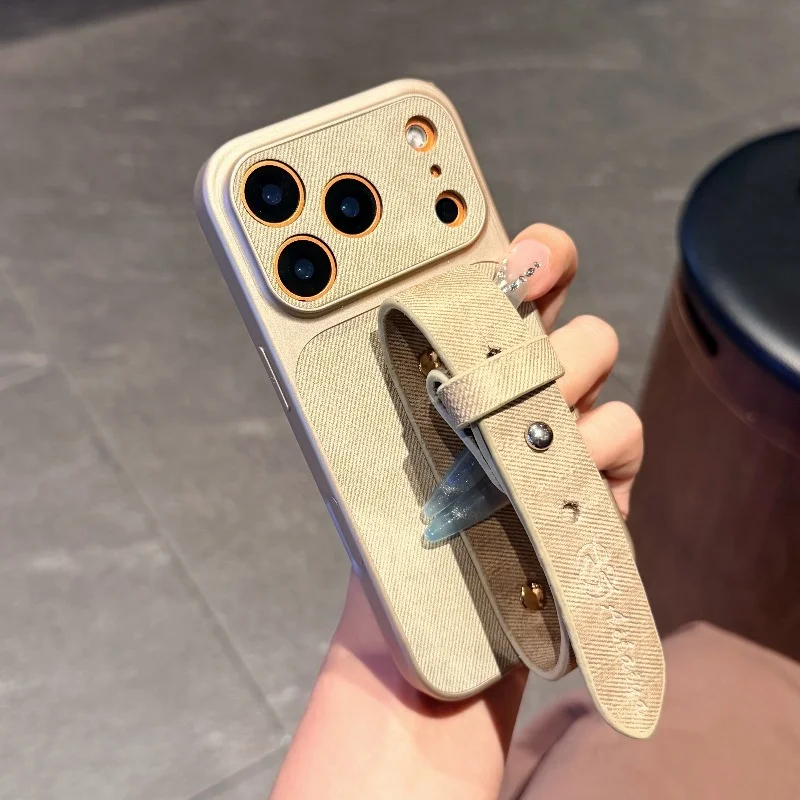 Capa Para Celular (iphone 13 Pro Dourado) Com Alça De Pulso Em Jeans E Suporte, Feita De Couro Bovino.
