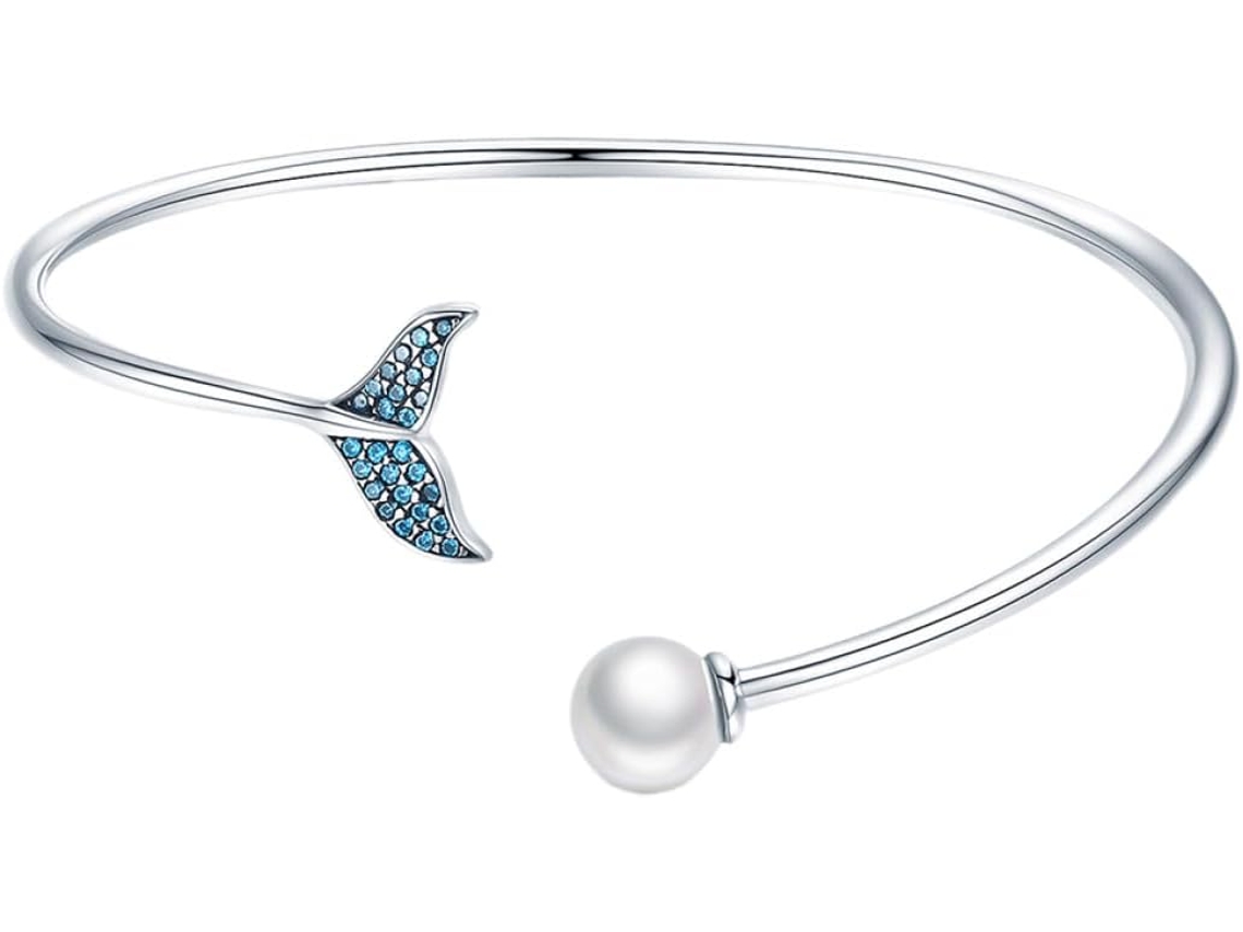 Pulseira Aberta Elegante E Durável Em Prata Com Pingente De Concha Em Formato De Cauda De Sereia.