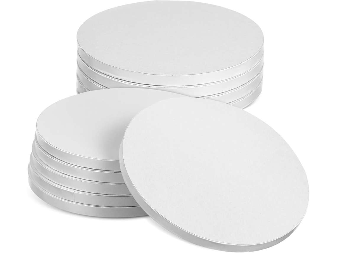 Conjunto de 10 bases redondas para bolo, em papelão ondulado branco.