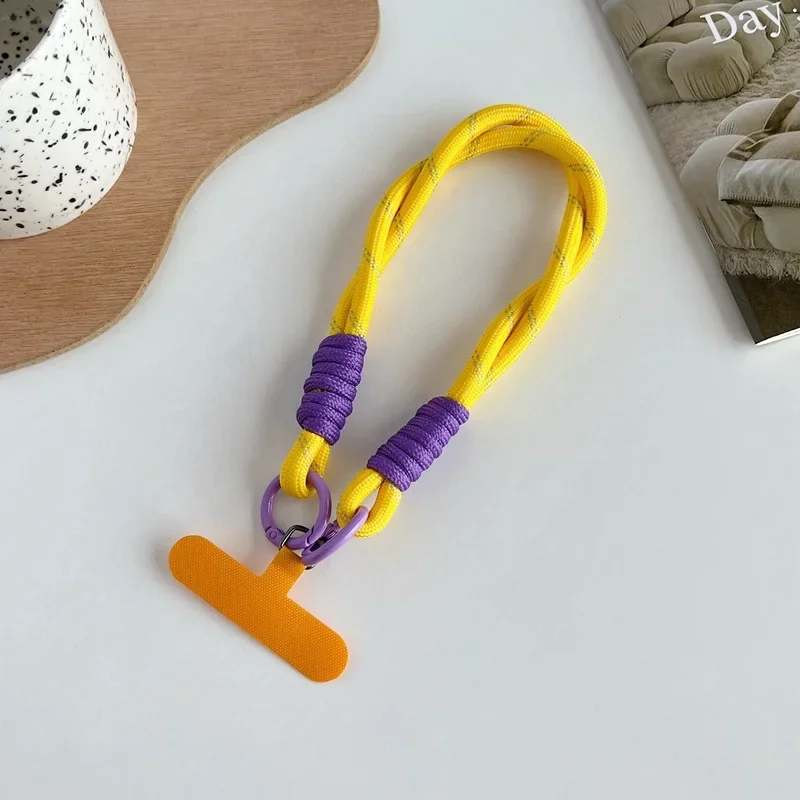 Cordão para Celular com Pingente, Estilo Moderno e Resistente, Ideal para Pendurar no Pulso. AQUAFORGE