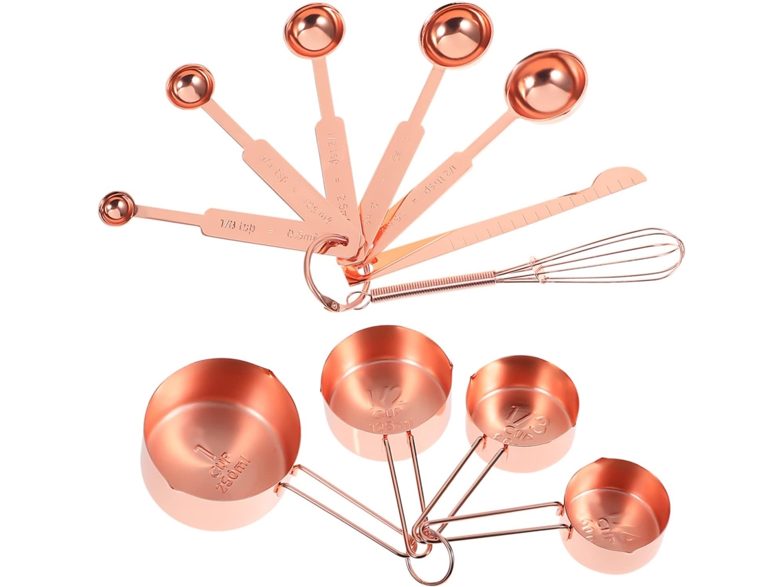 Xícaras Medidoras: Um Conjunto De Xícaras E Colheres Medidoras, Com Uma Vareta Para Mexer, Para Atender A
