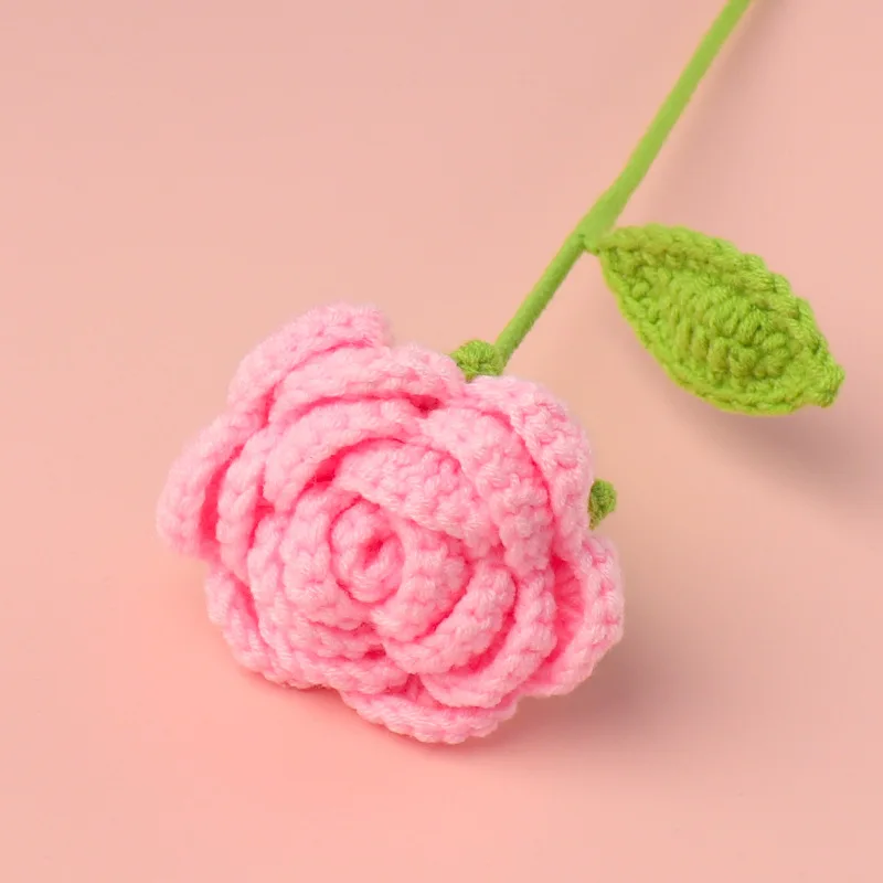 Rosa Artificial Tricotada E Feita De Crochê, Pronta Para Decoração De Casa.