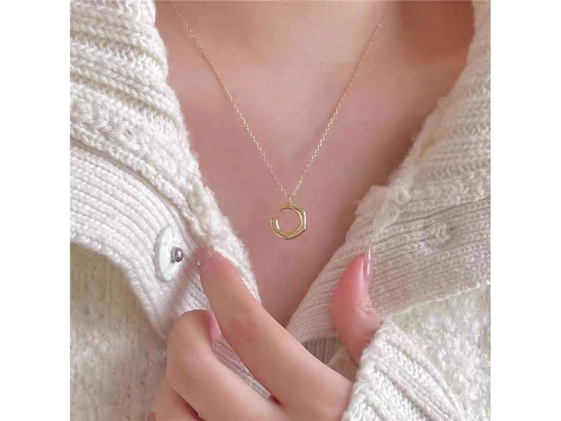 Colar com Pingente de Lua Crescente Irregular em Prata de Lei S925 e Corrente Cruzada Exclusiva em Formato de C, Moderno e Popular. MDUG (dourado)