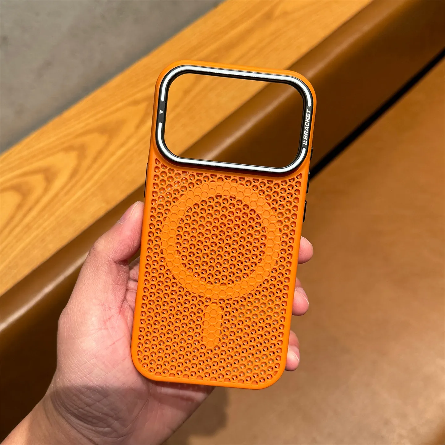 Capa Para Celular Com Suporte Para Lente (iphone 12 Pro Laranja), Resistente A Impactos E Com Dissipação De Calor.
