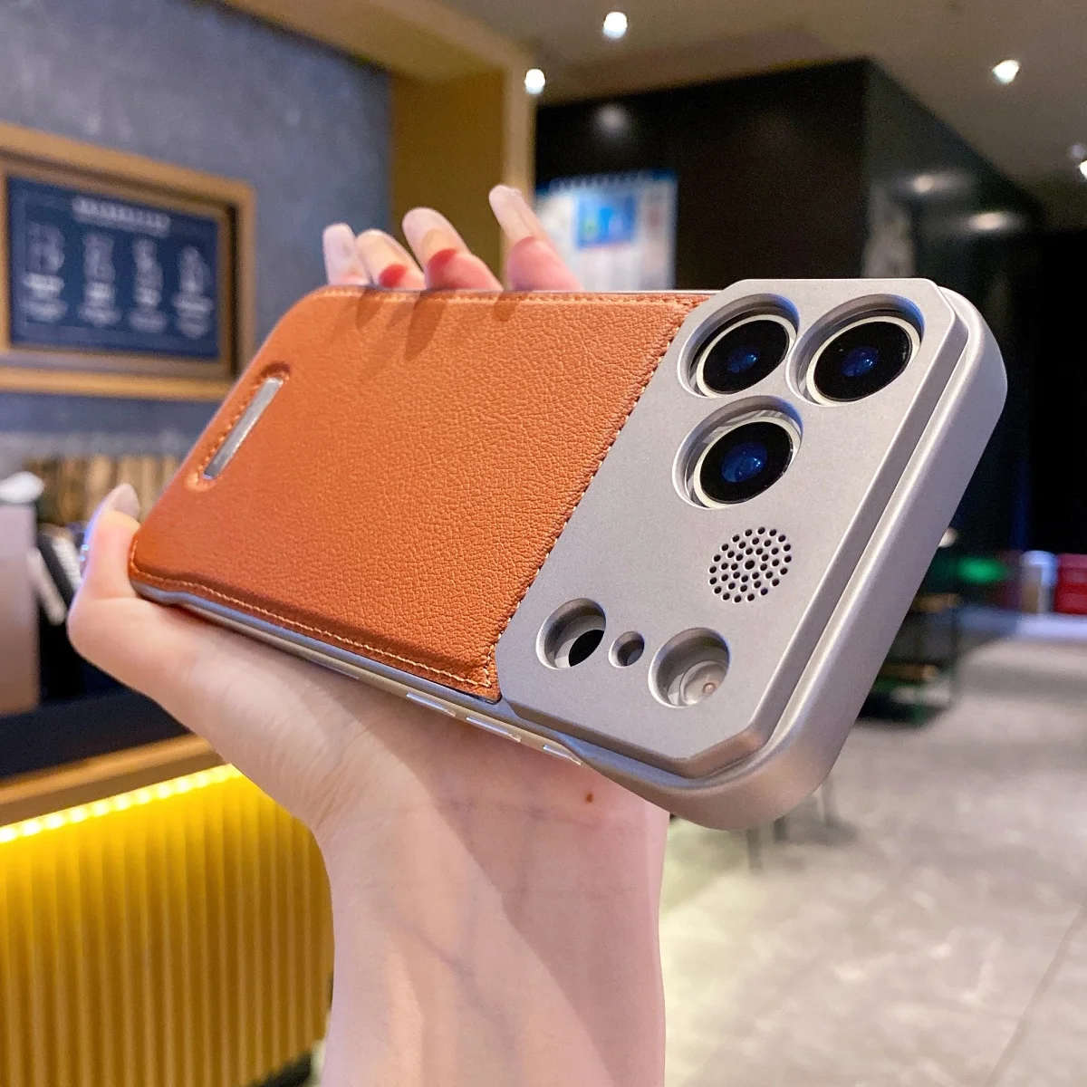 Capa Para Iphone 14 Plus Marrom, Em Couro Genuíno Sem Moldura E Com Aroma, Com Função Magnética.