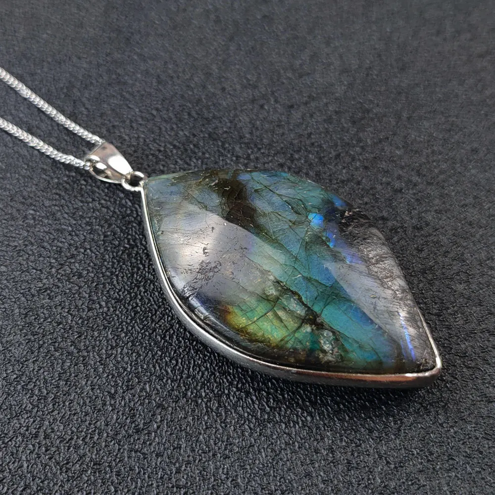 Colar Com Pingente De Cristal De Labradorita (prateado) De Formato Irregular, Contendo Energia Curativa Natural.