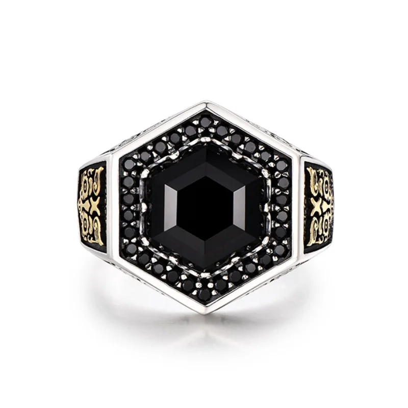 um Anel Hexagonal com Motivo Taotie, Cravejado com Ágata Preta e Ajustável para Atrair Riqueza. MDUG