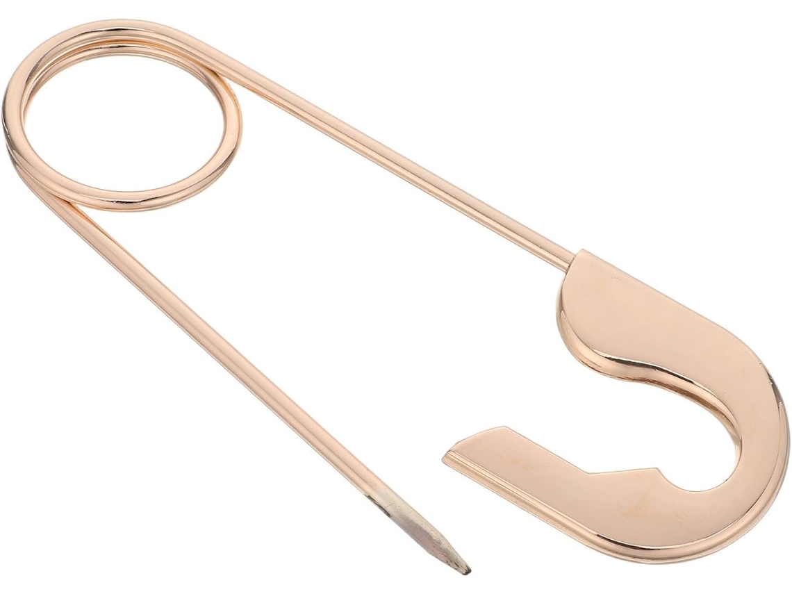 Alfinete moderno em liga de zinco com bordas finamente polidas, ideal para tecidos leves e papéis delicados.