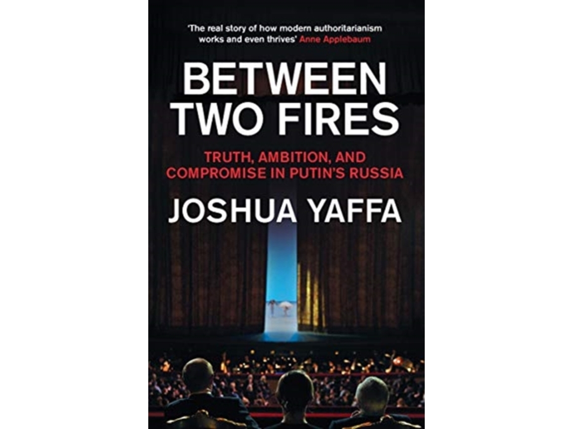 Livro Between Two Fires de Joshua Yaffa (Inglês)
