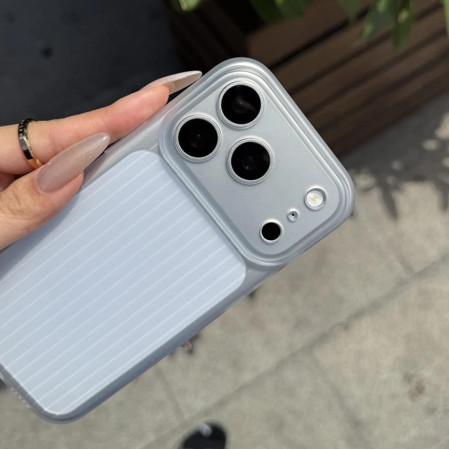 Capa De Celular (iphone 17 Pro Max) Em Silicone Macio Fosco Com Listras Antiderrapantes