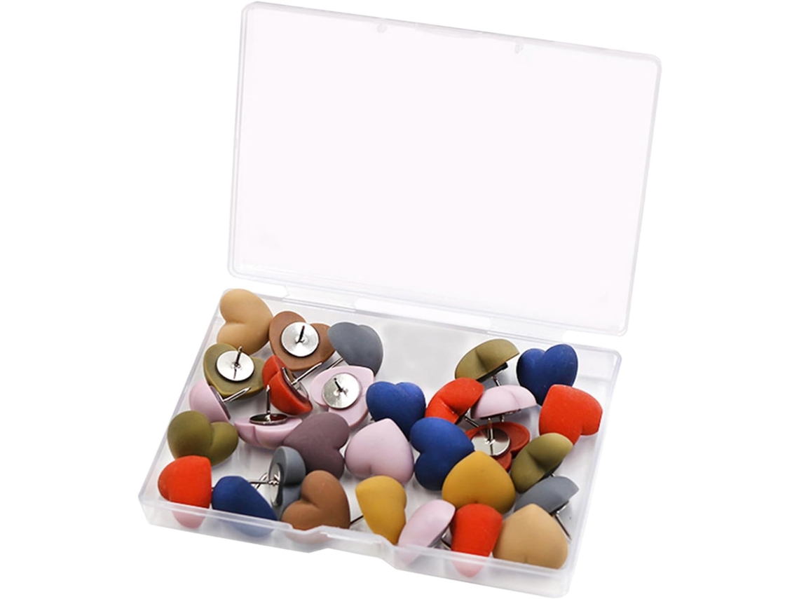 Broches personalizados em formato de coração com acabamento Operitacx Fosco, ideais para sala de aula e mesa de trabalho.